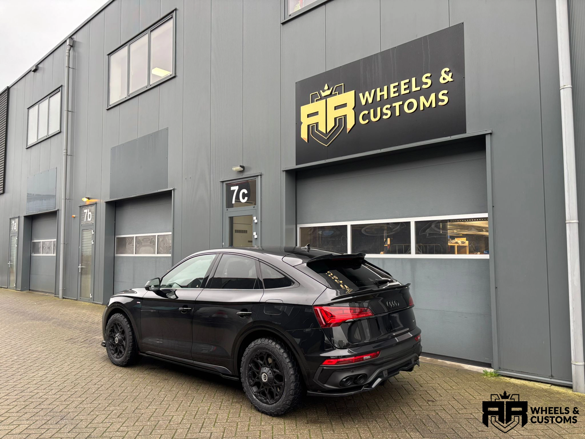 Audi q5 - voorzien van 18 inch WOLFRACE Sahara 8.5J ET 30 Matt Black Black Rivets