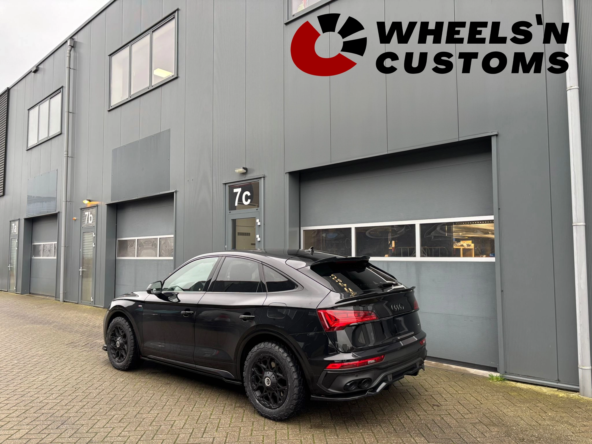 Audi q5 - voorzien van 18 inch WOLFRACE Sahara 8.5J ET 30 Matt Black Black Rivets