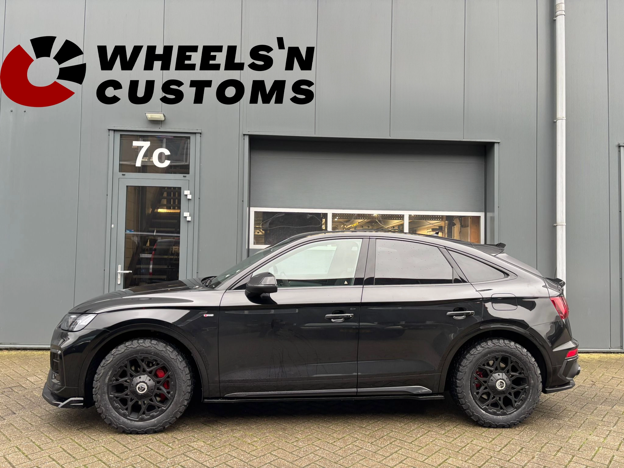 Audi q5 - voorzien van 18 inch WOLFRACE Sahara 8.5J ET 30 Matt Black Black Rivets