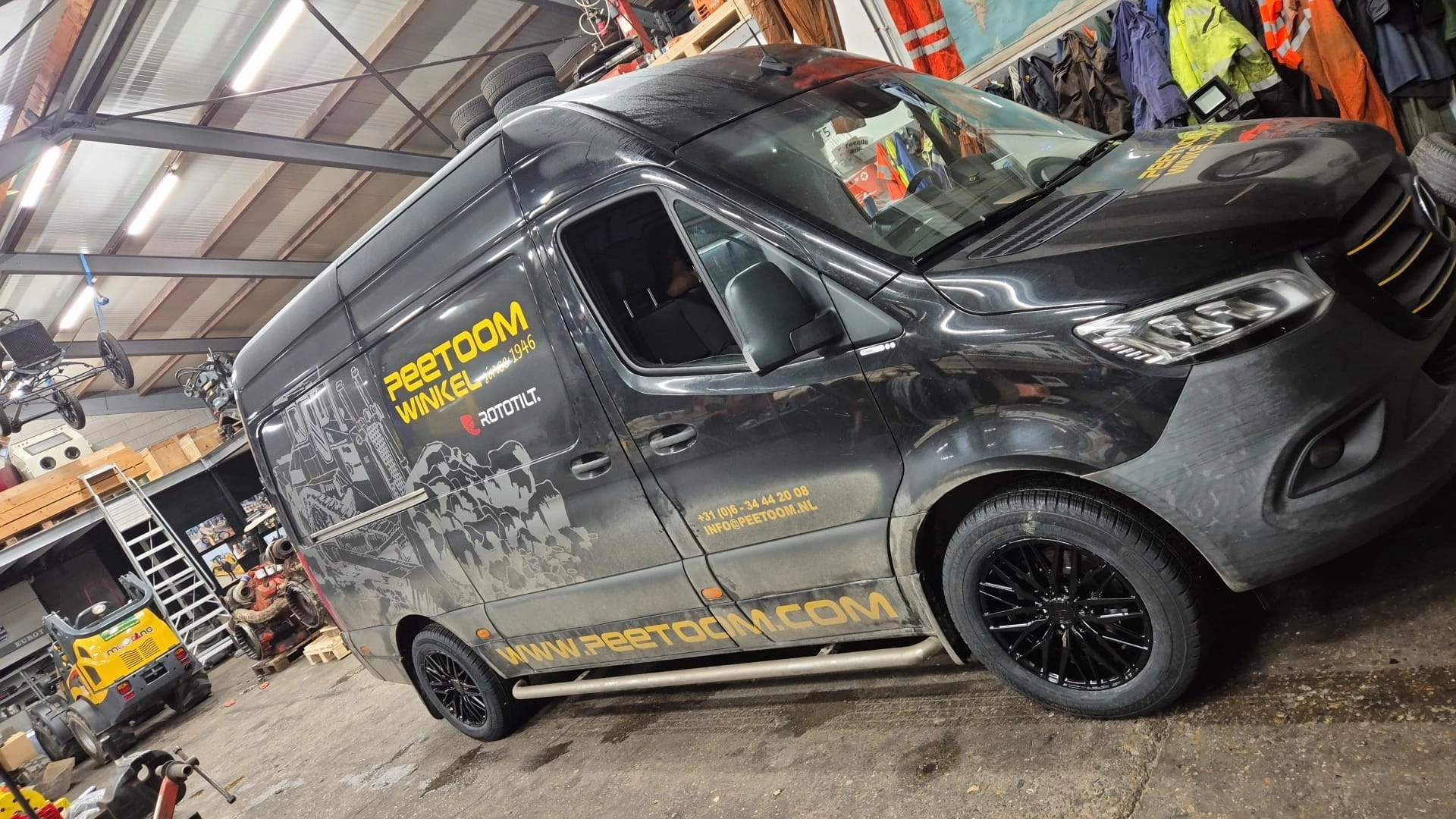 Mercedes sprinter - Voorzien van AXE EX30T 6x130 18 inch 8.5J ET 45 Gloss Black velgen!