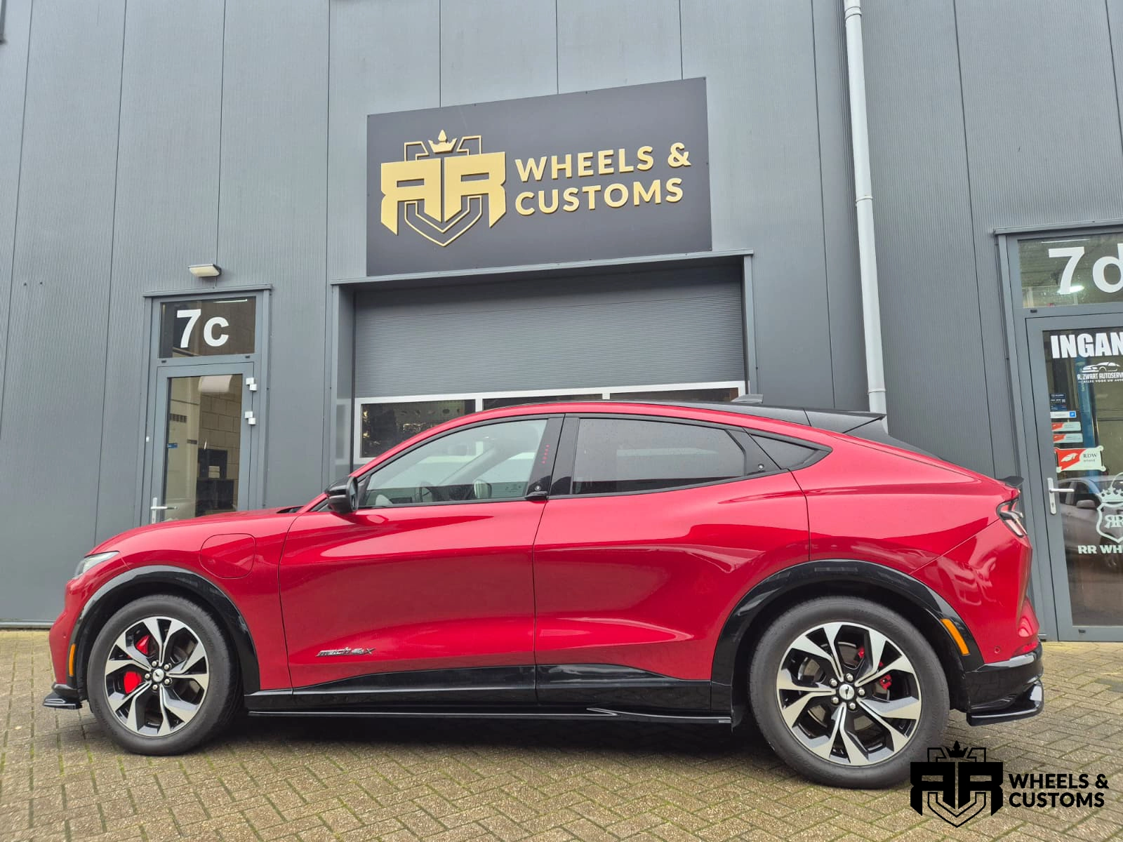 Ford Mustang Mach-E voorzien van Maxton Design onderdelen