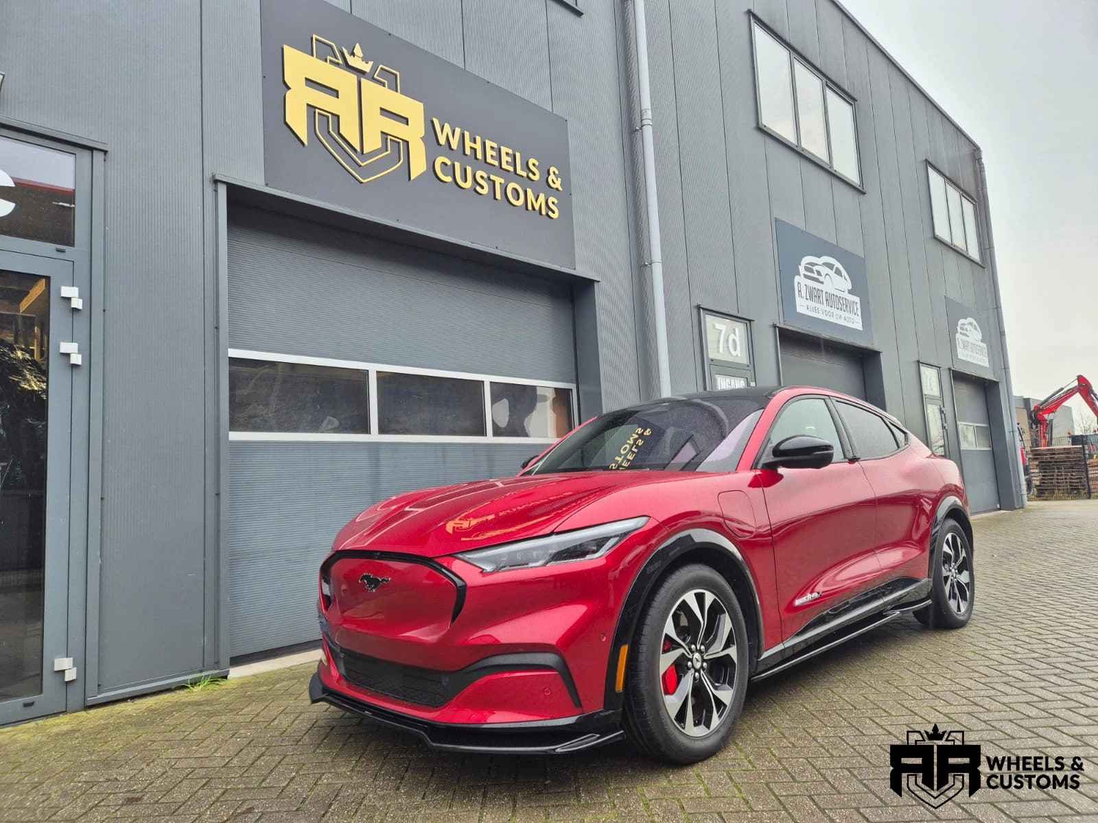 Ford Mustang Mach-E voorzien van Maxton Design onderdelen