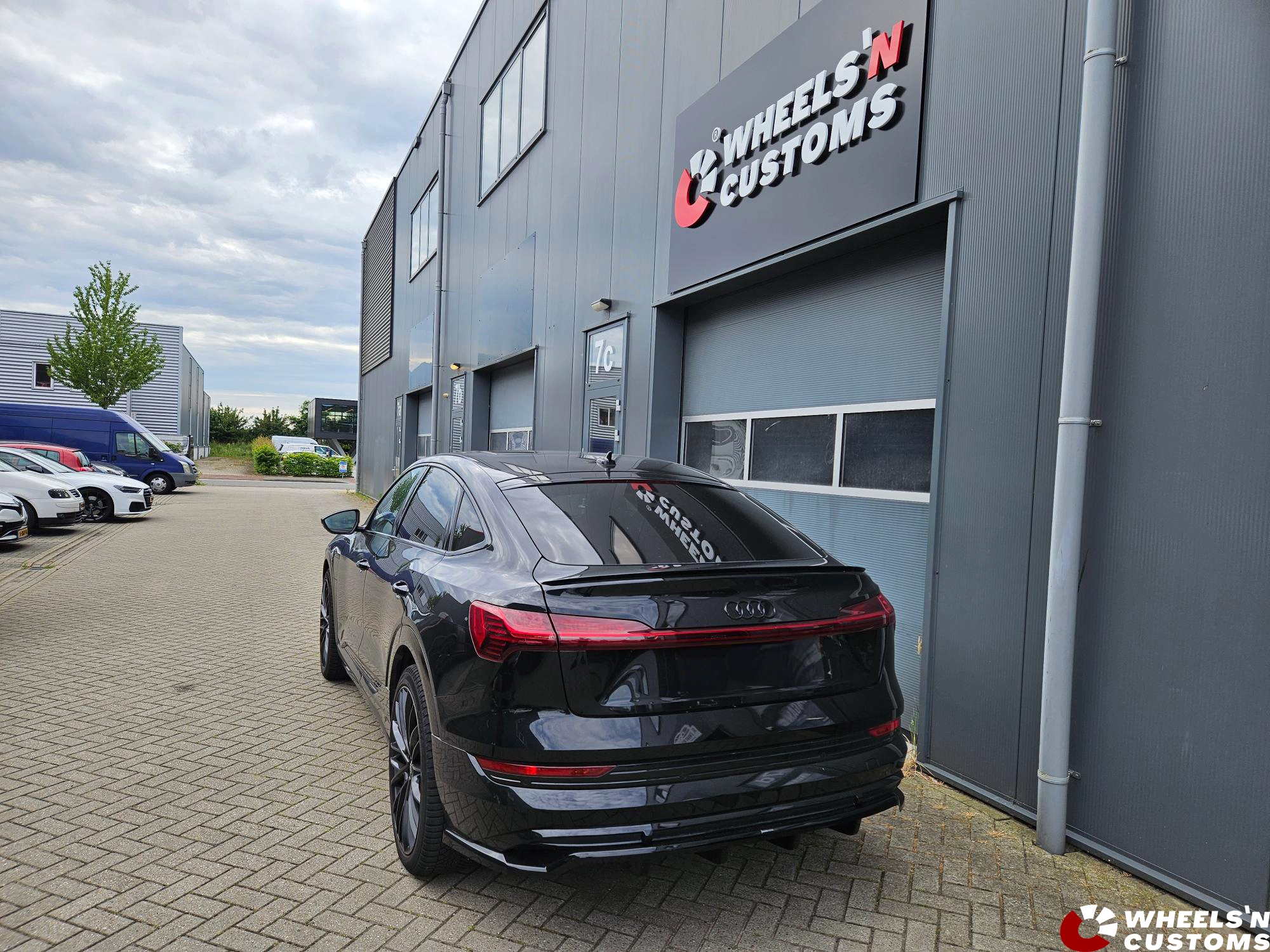Audi E-Tron voorzien van Maxton Design onderdelen
