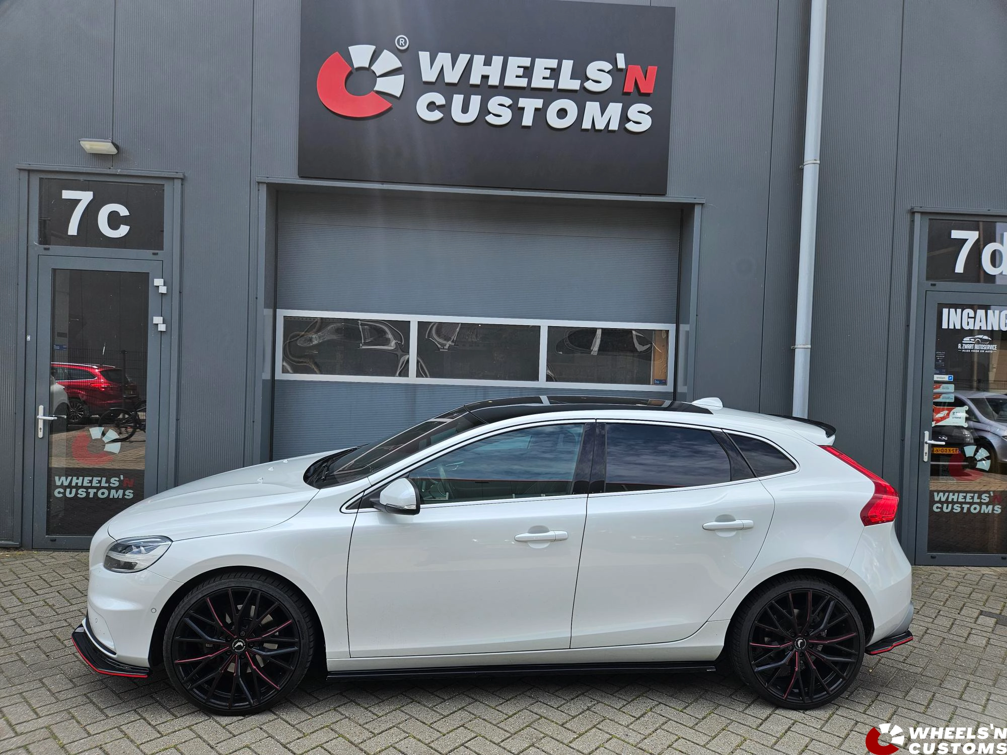 Volvo V40 R-Design voorzien van Maxton Design onderdelen
