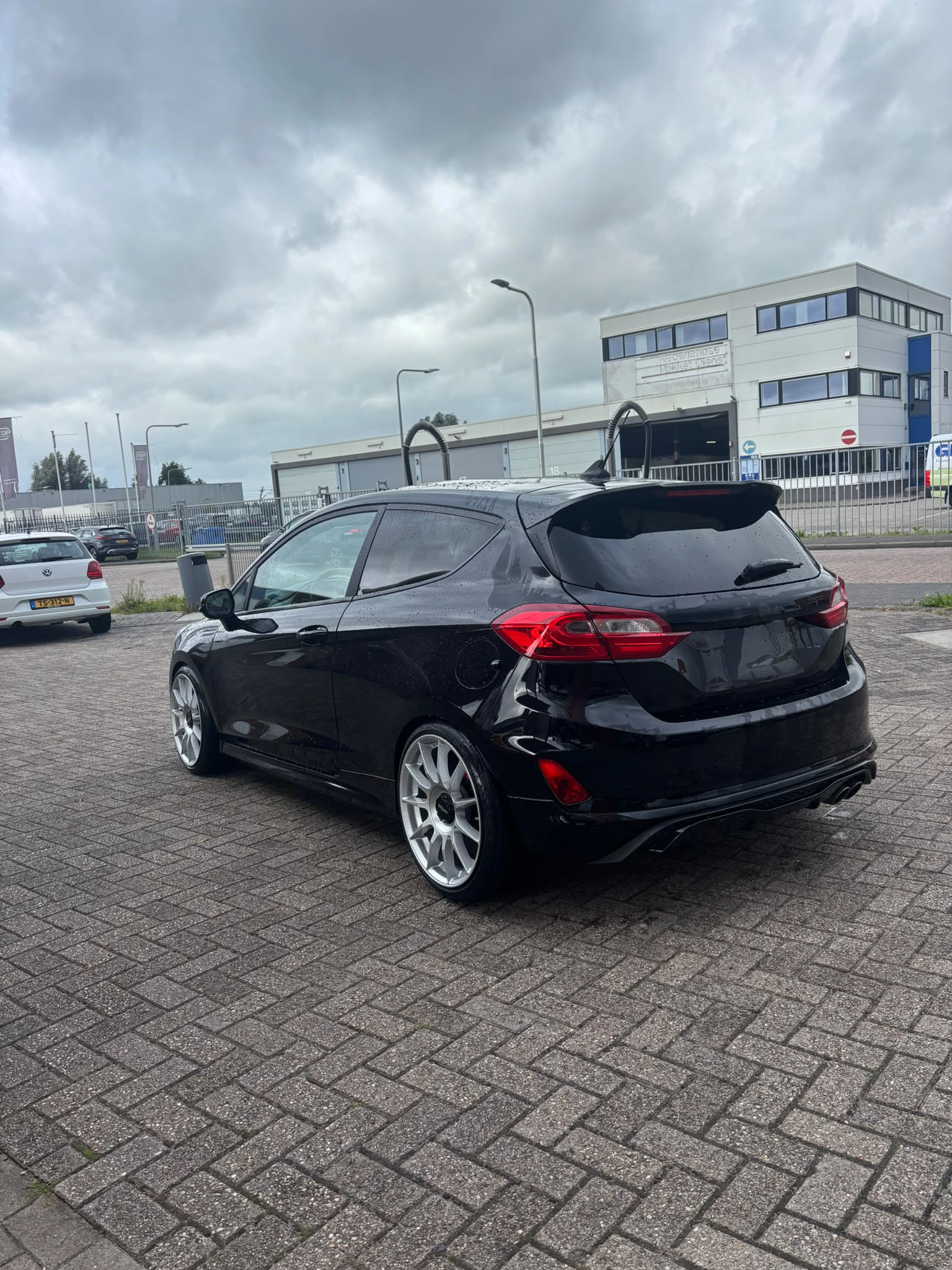 Deze Ford Fiesta ST MK8 is voorzien van een nieuwe setje Rotiform velgen