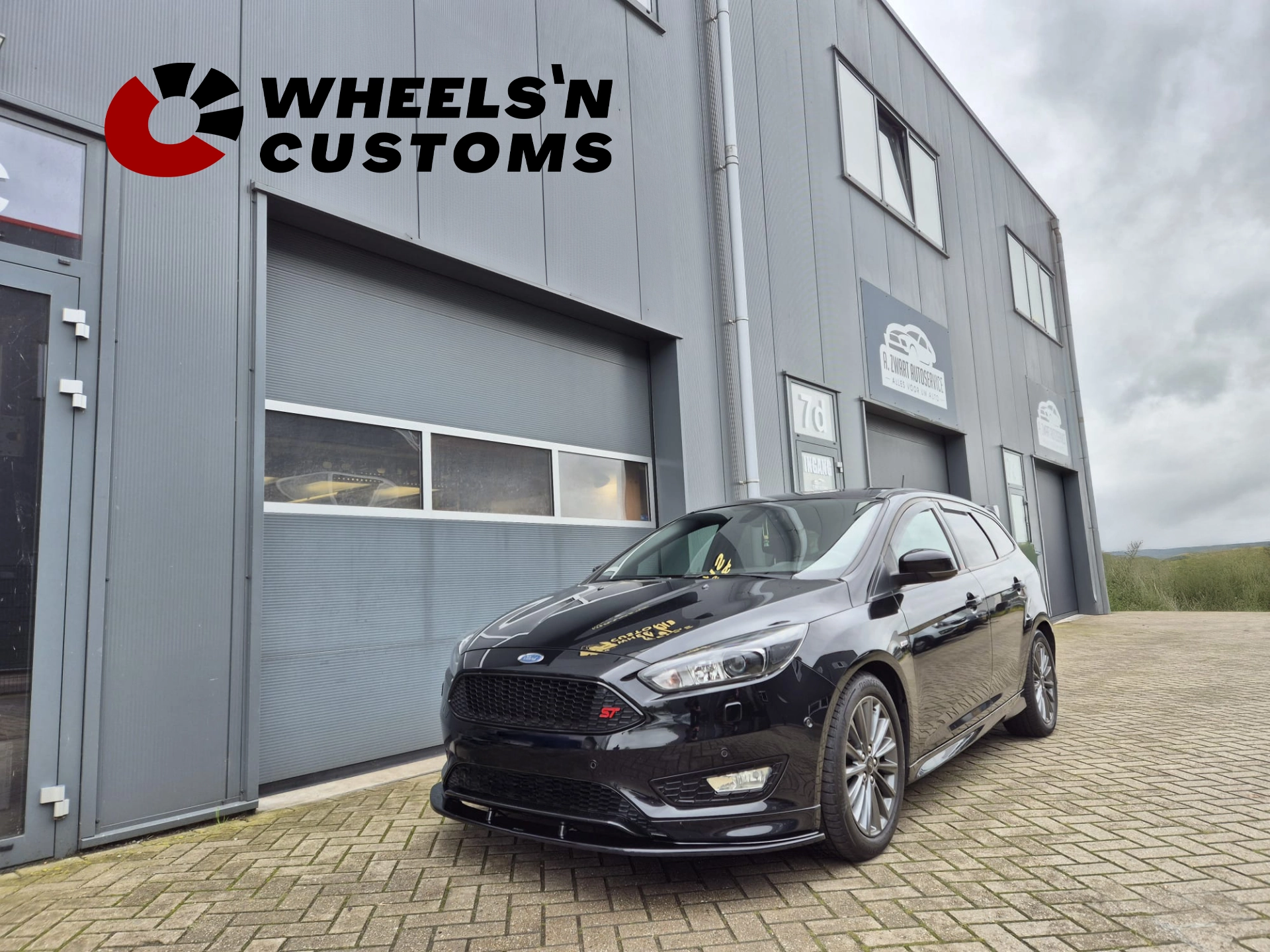 Ford Focus MK3 ST-line voorzien van een Maxton Design bumperlip